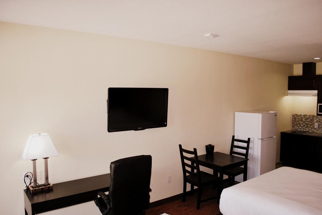 Westwood Inn & Suites Gonzales Room photo
